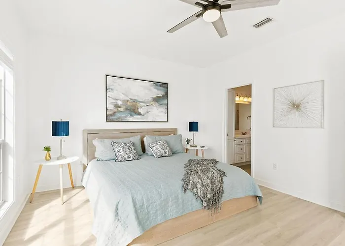 White Beachfront Paradise Holiday home *